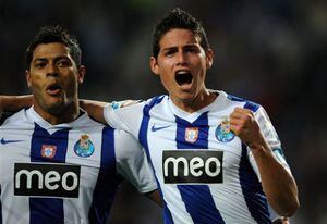 El jugador colombiano James Rodríguez, fue el autor del segundo gol en la victoria de su equipo el Porto, frente a Victoria Setuba en la Liga Portuguesa de fútbol. En la foto con 'Hulk' Souza de Brasil.