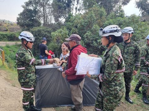 Soldados del Ejército Nacional entregaron ayudas humanitarias a los damnificados