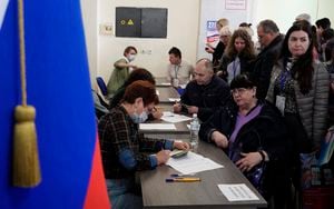 El referendo se lleva a cabo en cuatro regiones de Ucrania que fueron ocupadas por el ejército ruso. (Photo by STRINGER / AFP)