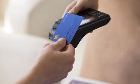 Evitar la desmagnetización de las tarjetas de crédito y débito.