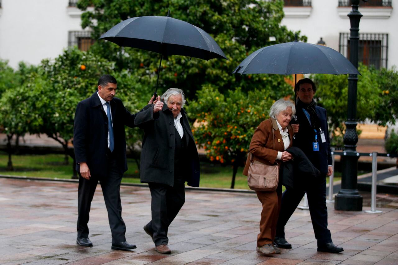 El ex presidente uruguayo José Mujica (centro izquierda) y su esposa Lucía Topolansky ingresan al palacio presidencial de La Moneda para una ceremonia que marca el 50 aniversario del golpe militar que derrocó al gobierno del fallecido presidente Salvador Allende en Santiago, Chile, el lunes 11 de septiembre. 2023.