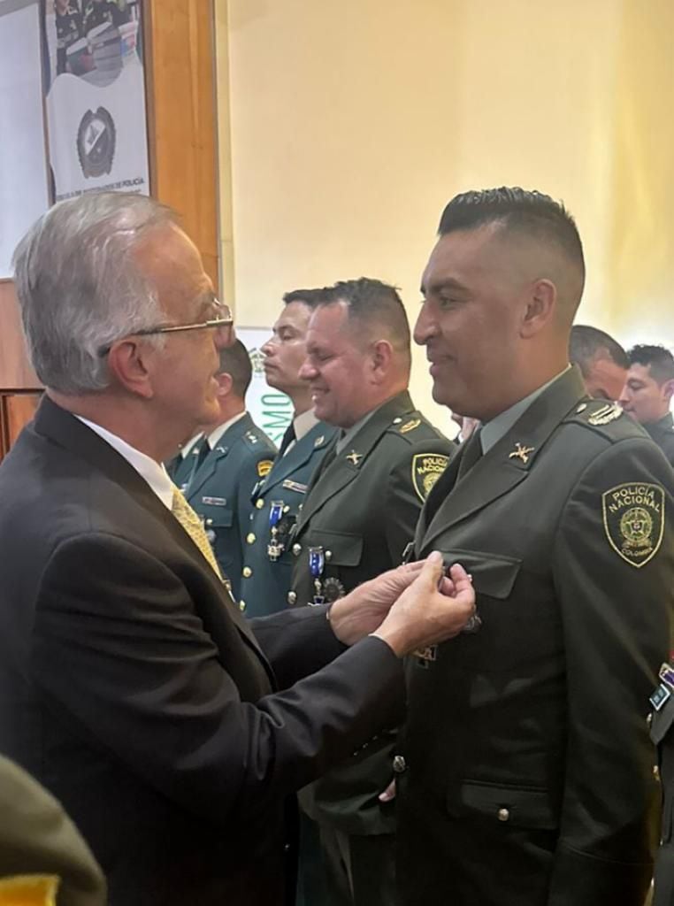 Director del Inpec fue condecorado con la medalla a la inteligencia policial