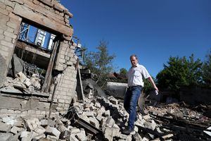 Un hombre camina entre los escombros de una casa luego de un ataque militar anoche, en medio del ataque de Rusia a Ucrania, en una zona residencial en Kharkiv, Ucrania, el 7 de junio de 2022. Foto REUTERS/Ivan Alvarado