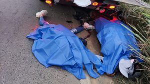 Tras el choque, las dos personas que se movilizaban en motocicleta fallecieron en el lugar.