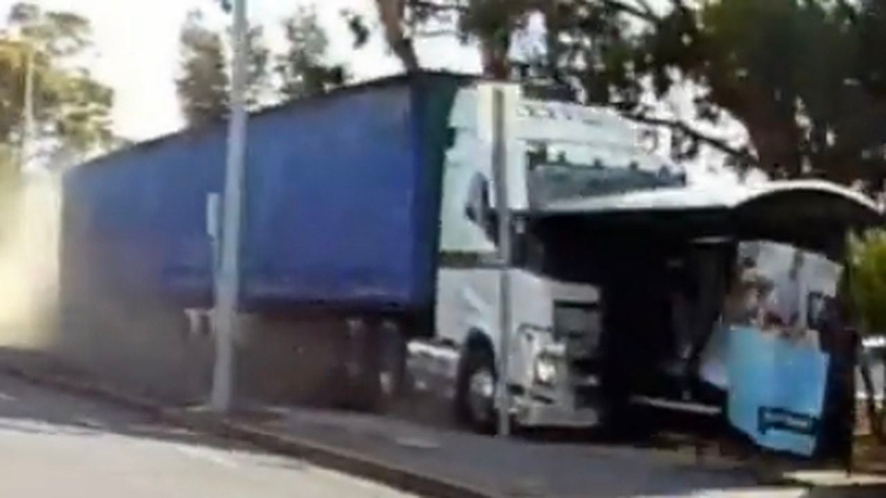 En video quedó registrado un duro accidente protagonizado por una tractomula en Australia, luego de que el conductor perdió el conocimiento.
