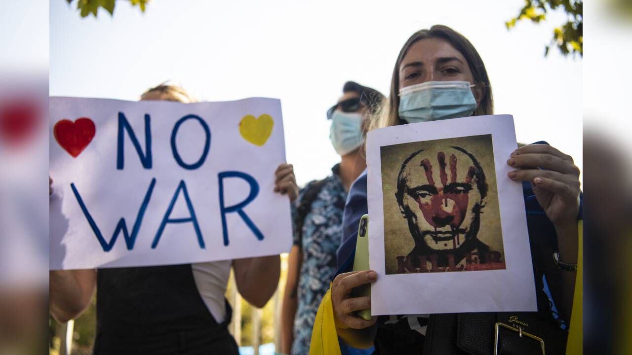 Ucranianos protestaron frente a la embajada rusa en Santiago de Chile. Foto: Martín Bernetti / AFP.