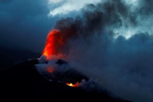 El volcán Cumbre Vieja continúa expulsando lava visto desde el mirador de Tajuya en la isla canaria de La Palma, España, 27 de noviembre de 2021. Foto REUTERS / Borja Suarez