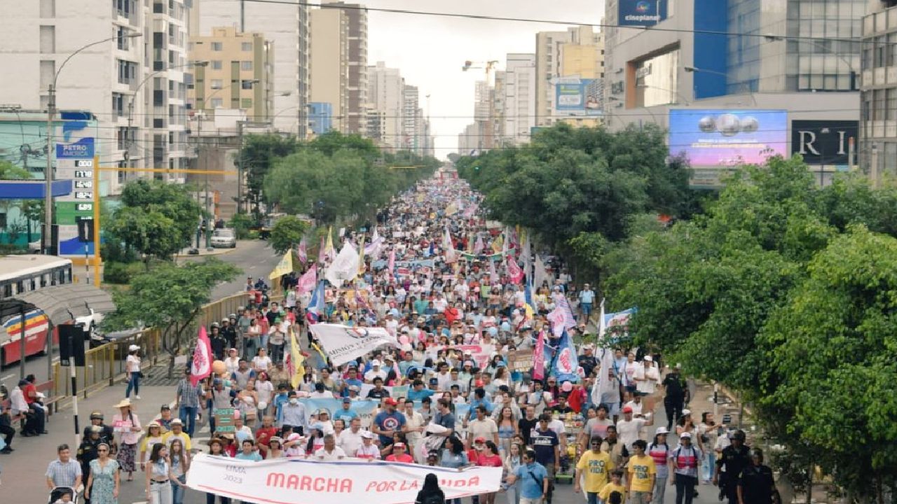 Manifestantes antiaborto  salieron el pasado fin de semana a las calles en la ciudad de Lima, Perú.