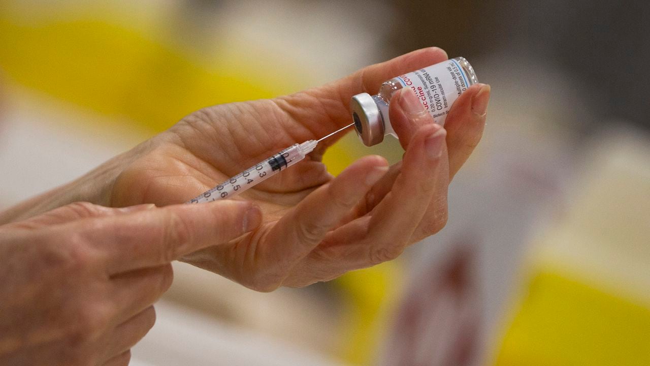 Un farmacéutico llena una jeringa con la vacuna de Moderna contra el Coronavirus. (AP Foto/Virginia Mayo, FILE)