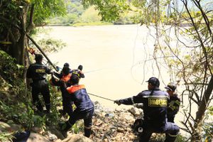 Un equipo de rescate identificó el sitio donde se encuentra el vehículo que cayó al río Cauca, pero no han hallado los cuatro cuerpos desaparecidos.