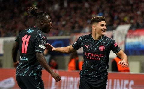 Julián Álvarez y Jeremy Doku, héroes para el Manchester City en su victoria ante Leipzig