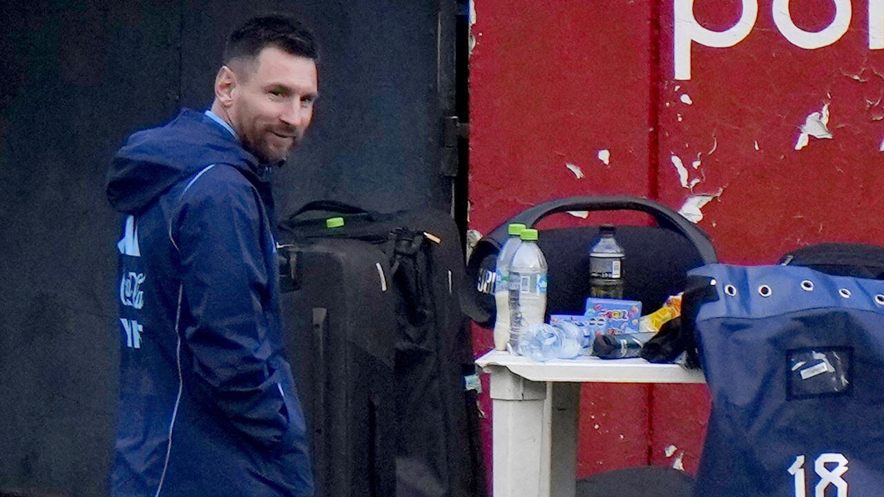Lionel Messi viendo el entrenamiento de Argentina a un lado del campo.