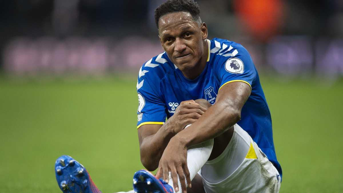 NEWCASTLE UPON TYNE, ENGLAND - FEBRUARY 08: Yerry Mina of Everton goes down injured during the Premier League match between Newcastle United and Everton at St. James Park on February 8, 2022 in Newcastle upon Tyne, United Kingdom. (Photo by Getty Images/Joe Prior/Visionhaus)