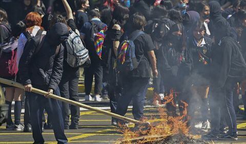 Estudiantes en Chile exigen más acceso a la educación, tal como lo había prometido Gabriel Boric en campaña electoral
