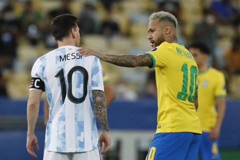 El brasileño Neymar saluda al argentino Lionel Messi antes de la final de la Copa América en el estadio Maracaná de Río de Janeiro, Brasil, el sábado 10 de julio de 2021. (AP Photo / Bruna Prado)
