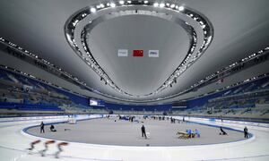 Varios patinadores compiten durante el torneo abierto de velocidad de China con vistas a los Juegos Olímpicos de Invierno 2022, en la pista oval en Beijing, el sábado 9 de octubre de 2021. (AP Foto/Mark Schiefelbein)