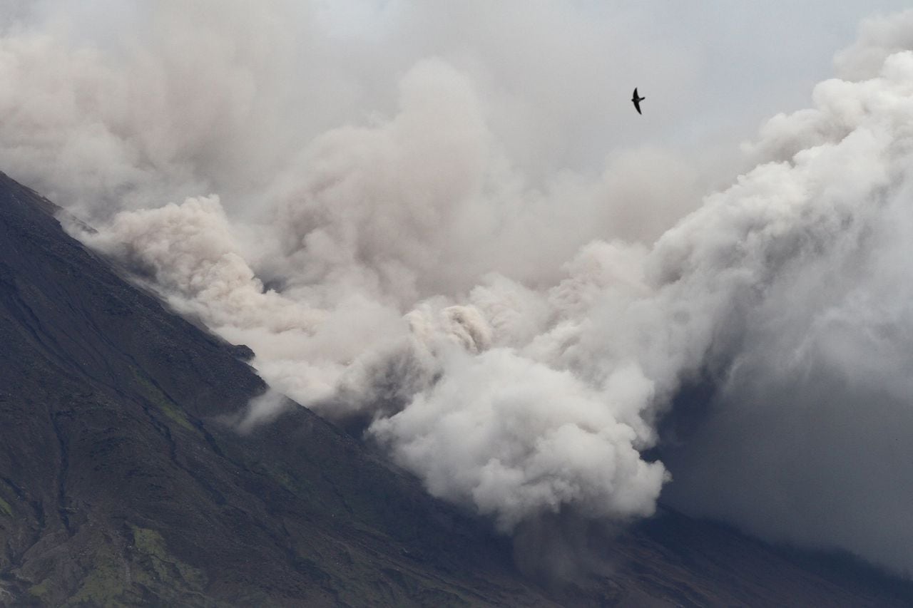 El volcán Semeru de Indonesia entra en erupción