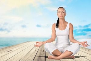 El yoga es un estilo de vida  que sana, cuida y fortalece el cuerpo, la mente y el espíritu mediante la práctica de los ejercicios, la respiración y la meditación.