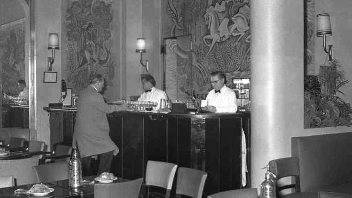 El bar del hotel Ritz en París en enero de 1961.