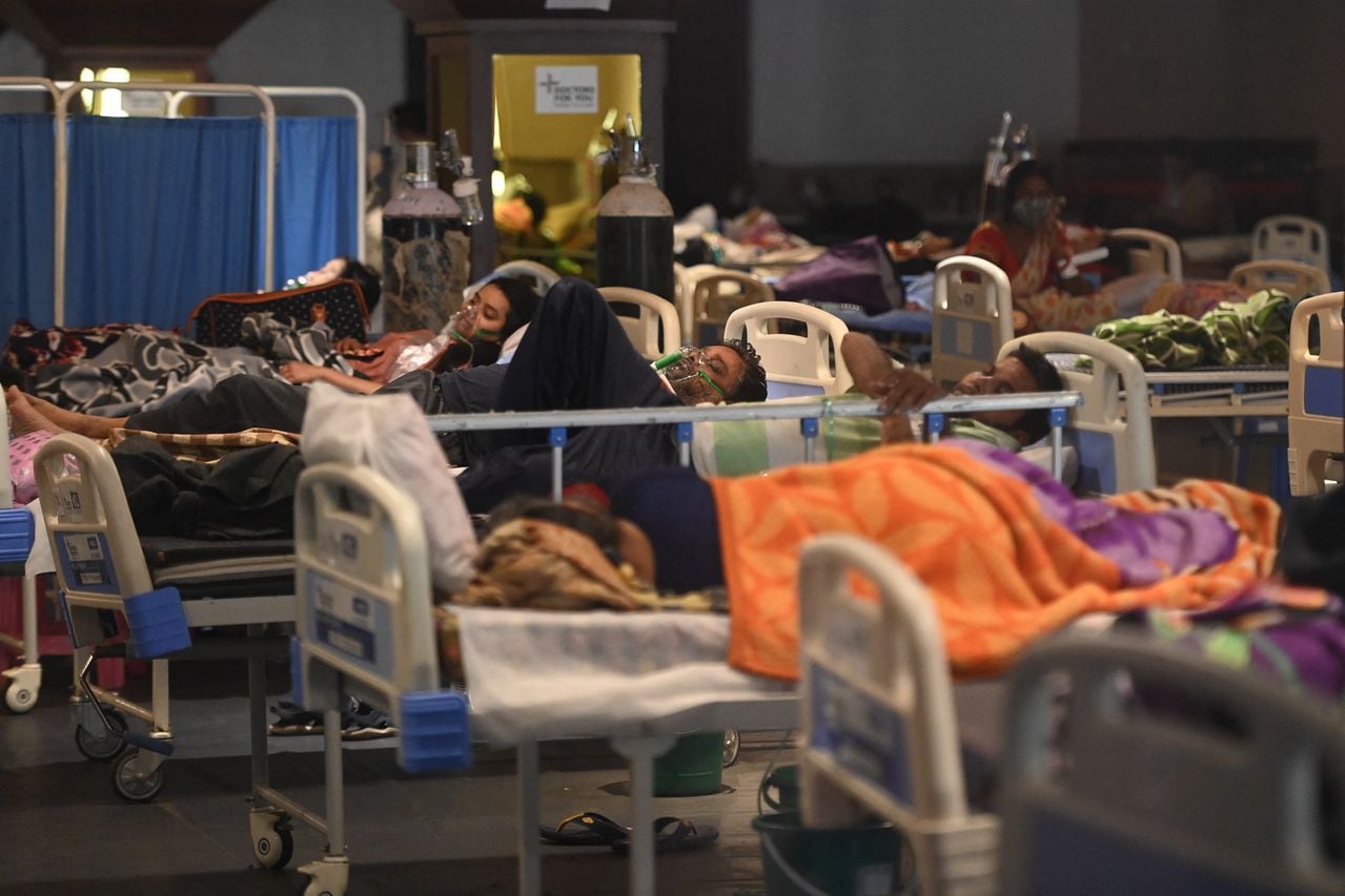 Pacientes dentro de un centro de eventos convertido en un centro de cuidado intensivos de covid-19 en New Delhi, 27 de abril