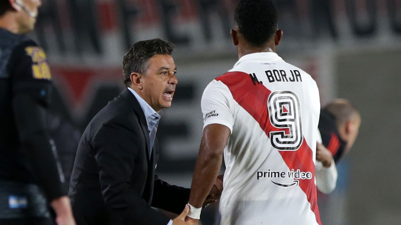 BUENOS AIRES, ARGENTINA - OCTOBER 05: Miguel Borja of River Plate celebrates with coach of River Plate Marcelo Gallardo after scoring the second goal of his team during a match between River Plate and Estudiantes as part of Liga Profesional 2022 at Estadio Mas Monumental Antonio Vespucio Liberti on October 5, 2022 in Buenos Aires, Argentina. (Photo by Getty Images/Daniel Jayo)