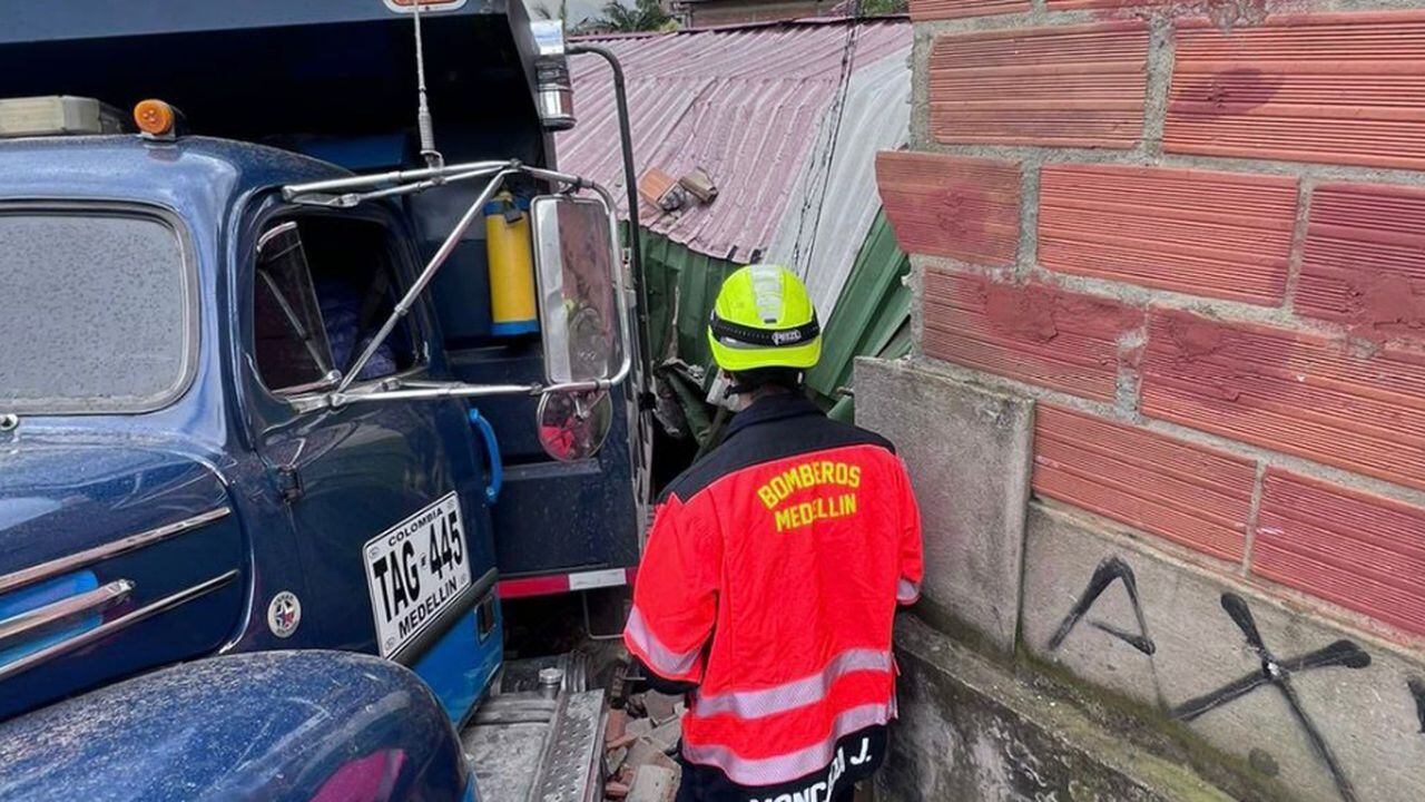 Camión colisionó con un jardín infantil en Medellín.