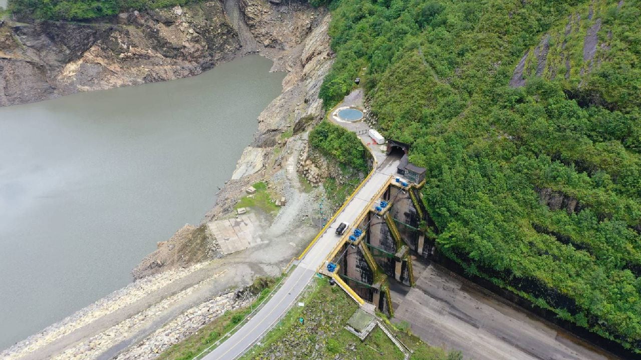 La hidroeléctrica Chivor tiene una capacidad instalada de 1.000 megavatios y cubre cerca de 6 % de la demanda energética nacional.