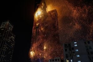 Edificio en llamas en Hong Kong, China, 3 de marzo de 2023.