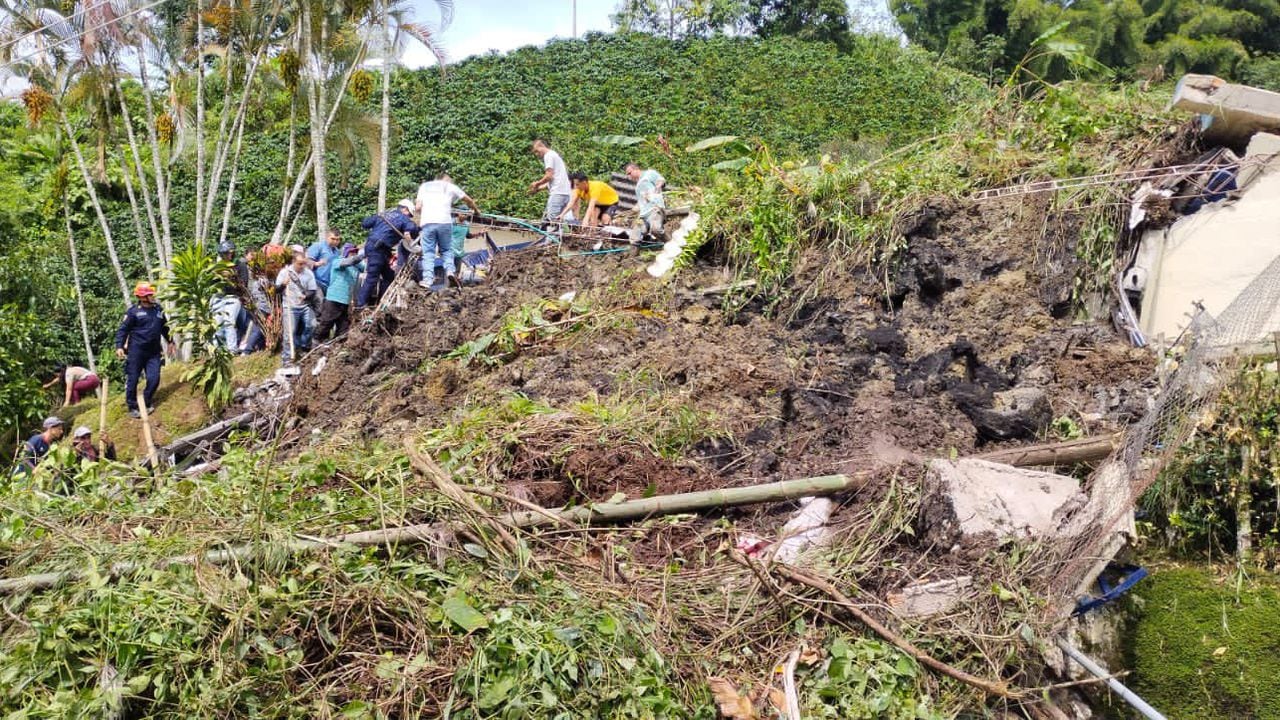 Deslizamiento sepultó a una escuela en Andes, Antioquia.