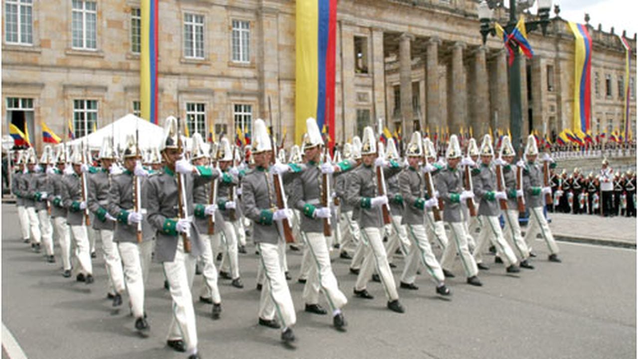 Es como una competencia entre cada una de las Fuerzas Armadas por mostrar desfiles más ceremoniosos y uniformes más vistosos y semejantes a los de la época que representan.