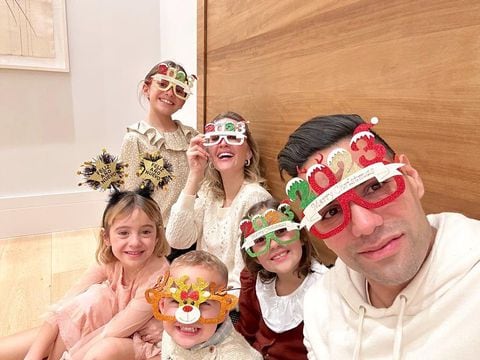 Falcao y Lorelei con sus cuatro hijos. Foto: Instagram @loreleitaron.