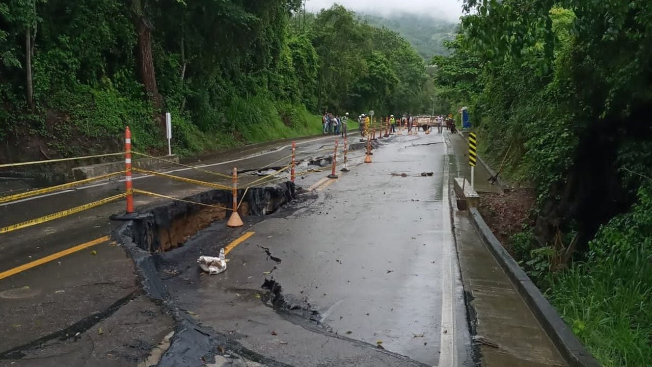 En la zona, de acuerdo con el Instituto de Infraestructura y Concesiones de Cundinamarca, también se han registrado derrumbes.