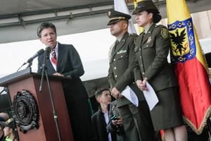 La alcaldesa le da la bienvenida al nuevo comandante de la Policía Metropolitana de Bogotá.