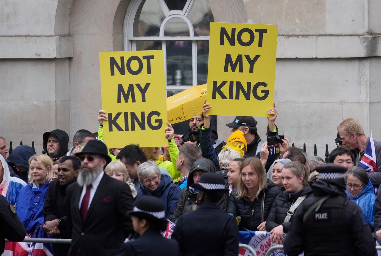 Miembros del grupo antimonárquico República organizan una protesta a lo largo de la ruta de la procesión antes de la coronación del rey Carlos III y Camila, la reina consorte, en Londres