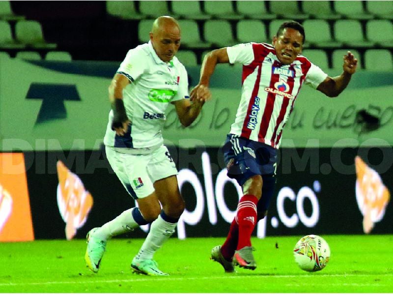 Carlos Bacca disputado una pelota en el estadio Palogrande de Manizales