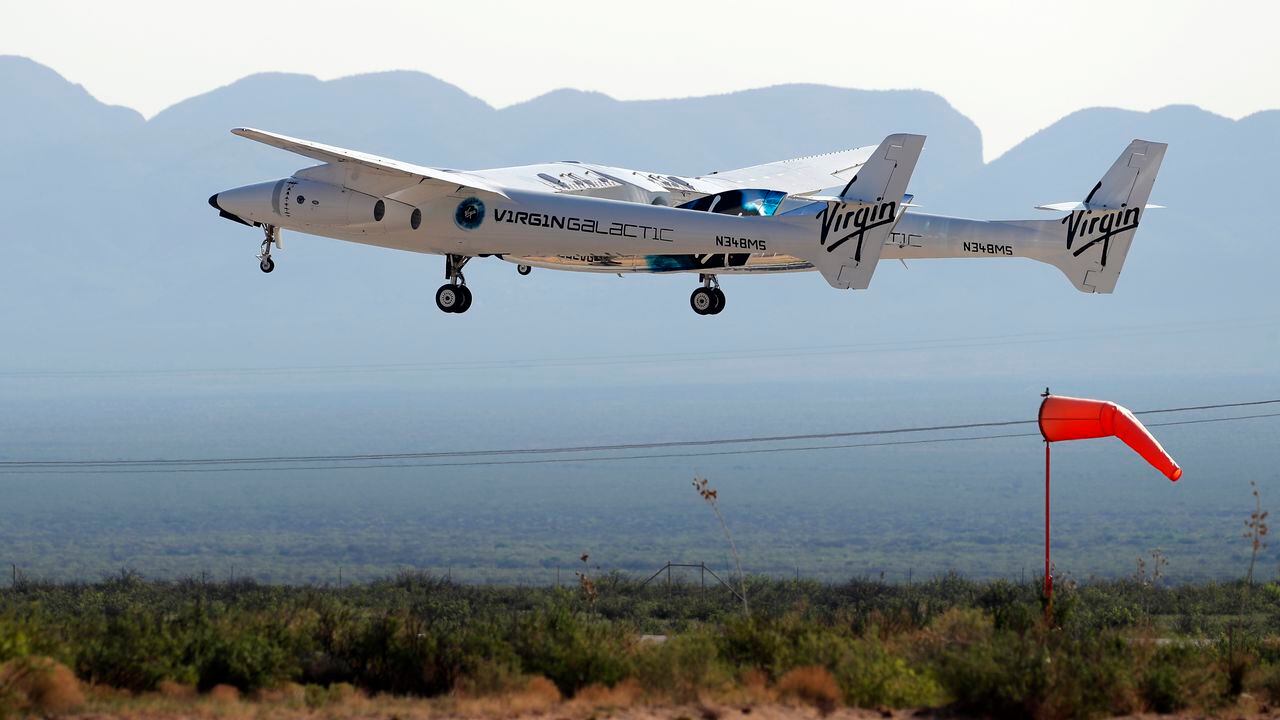 El avión espacial donde el dueño de Virgin Galactic, Richard Branson, realizó su primer vuelo al espacio, despega de Spaceport America cerca de Truth or Consequences, Nuevo México.