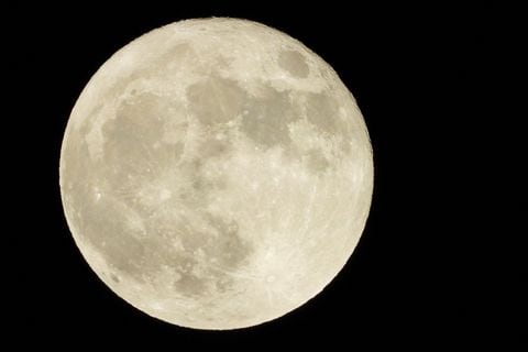 Strawberry Moon deslumbra en el cielo nocturno