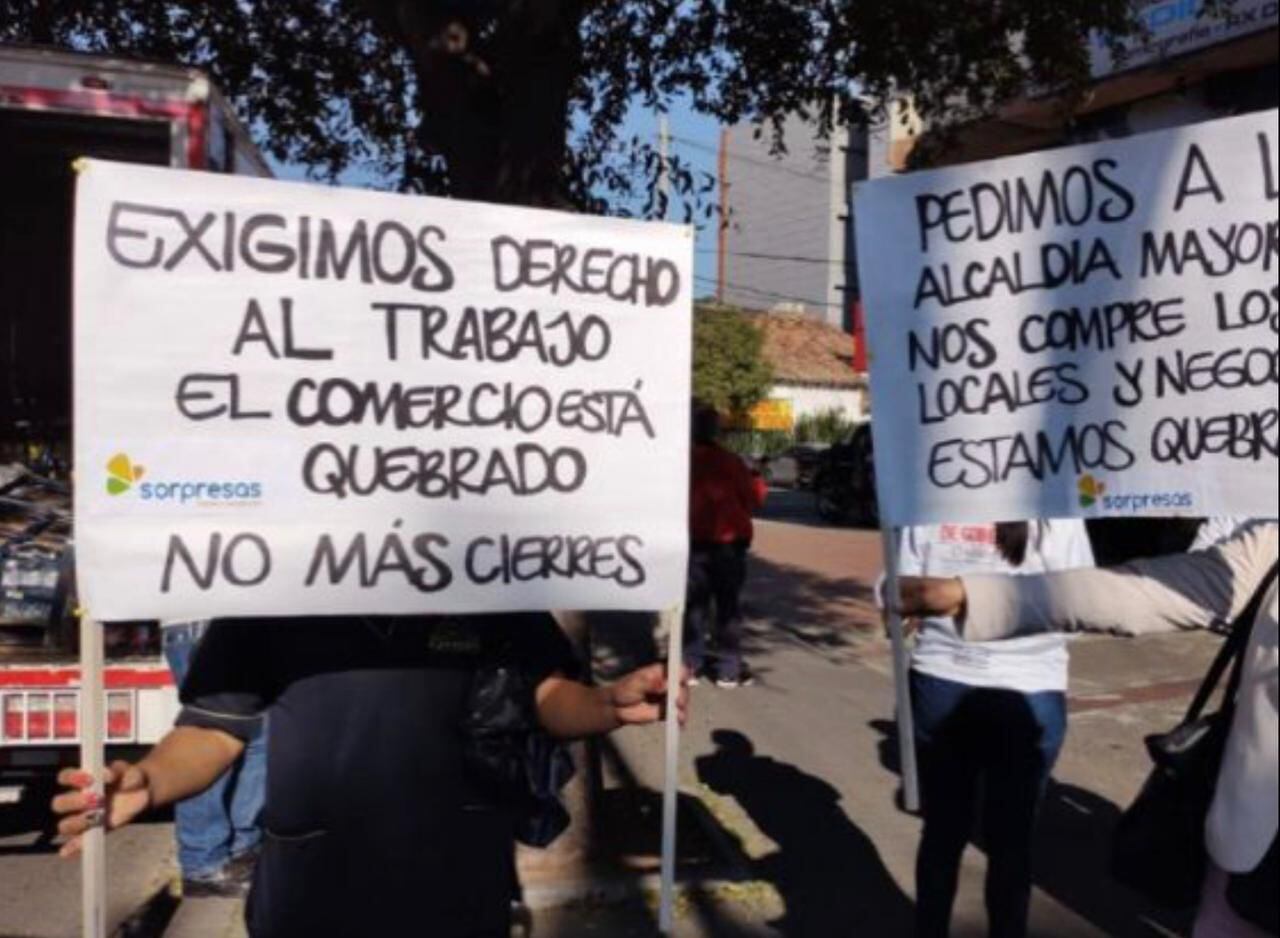 Comerciantes protestan en Bogotá por las nuevas medidas de cuarentena en las UPZ