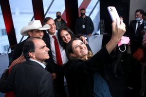 Candidatos del centro democrático con Vicky, el debate Selfie