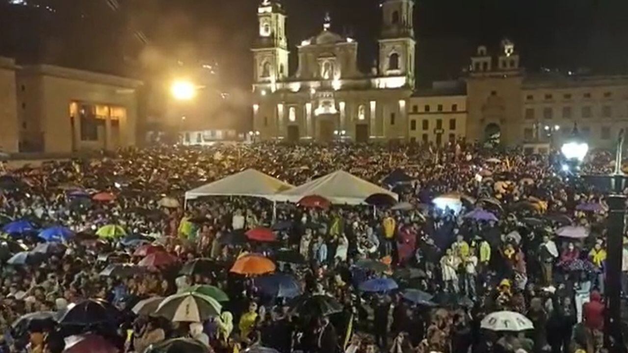 En la Plaza de Bolívar se celebra el triunfo de Gustavo Petro. Foto: Tomada de twitter: @borjahcarlos