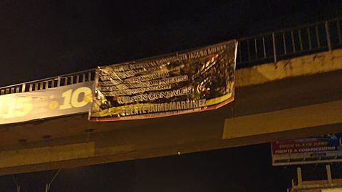 Pancarta alusiva a las disidencias de las Farc fue instalada en un puente peatonal de Cali. Foto tomada del Twitter de @aquitoday.