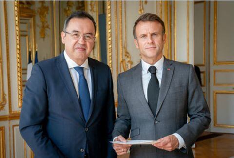 Alfonso Prada, embajador de Colombia en Francia, y Emmanuel Macron.