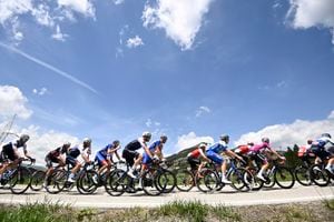 El pelotón avanza durante la novena etapa del Giro de Italia entre Isernia y el Blokhaus