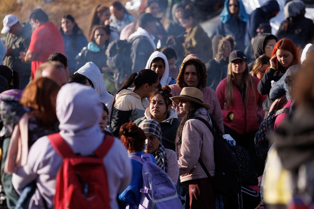 Migrantes se reúnen a lo largo de la frontera entre Estados Unidos y México.