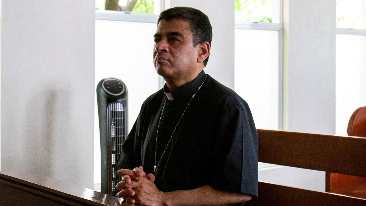 Rolando Álvarez, obispo de la diócesis de Matagalpa y crítico del presidente de Nicaragua, Daniel Ortega, reza en la iglesia católica de Managua, Nicaragua, el 20 de mayo de 2022.