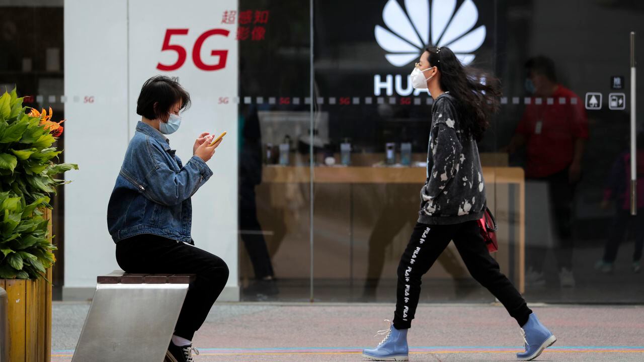 Resultados financieros de Huawei en 2020. (AP Photo/Andy Wong, File)