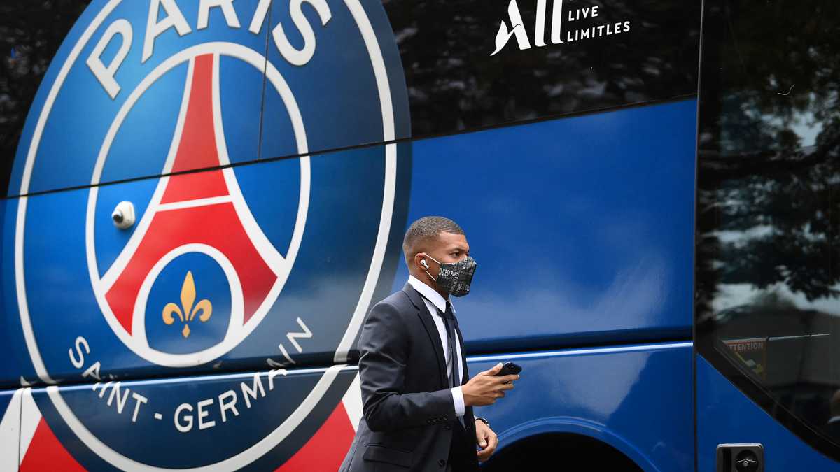 (FILES) This file photo taken on September 19, 2021 shows Paris Saint-Germain's French forward Kylian Mbappe leaves the bus upon before the French L1 football match between Paris-Saint Germain (PSG) and Olympique Lyonnais at The Parc des Princes Stadium in Paris. - Paris Saint-Germain and Dior have signed a 2-year partnership. Starting this season, Dior will create the official wardrobe of the Parisian club and will dress the PSG team. This is the first time that Dior has partnered with a sports club. (Photo by FRANCK FIFE / AFP)