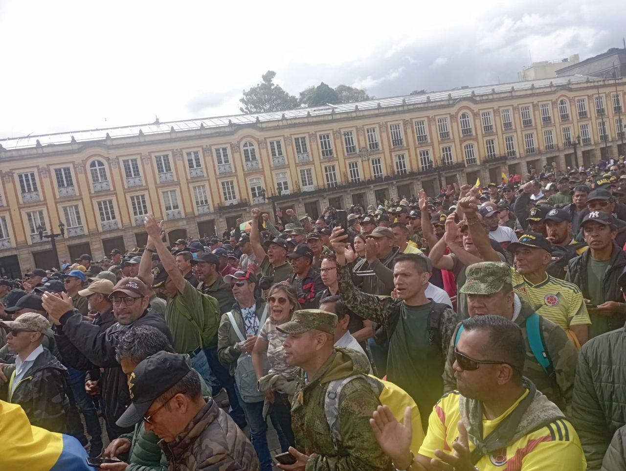 Miembros de la reserva activa de la fuerza pública se tomaron la plaza de Bolívar para protestar contra el presidente Gustavo Petro.