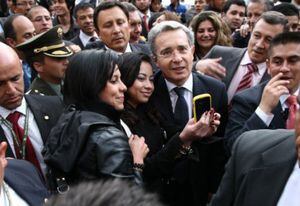 Después de salir del congreso de la frustrada versión libre por las “chuzadas”, el ex presidente, Álvaro Uribe se dio un septimazo. Aquellos que pudieron no desaprovecharon la ocasión para retratarse junto con el exmandatario, que indiscutiblemente continúa moviendo masas.