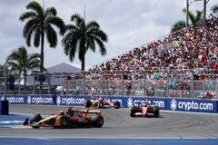 El piloto de McLaren Oscar Piastri, izquierda, de Australia, conduce su auto durante la carrera automovilística del Gran Premio de Fórmula Uno de Miami el domingo 5 de mayo de 2024, en Miami Gardens, Florida (Foto AP/Rebecca Blackwell)